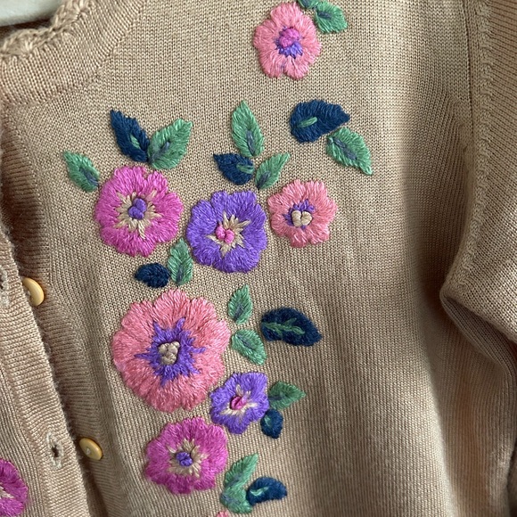 Beautiful hand knit with crocheted detail women's cardigan and size medium. - Picture 2 of 7